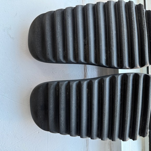 Authentic Yeezy - Picture 9 of 10